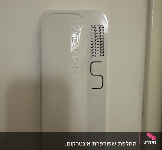 מכשיר אינטרקום מותקן על קיר לבן